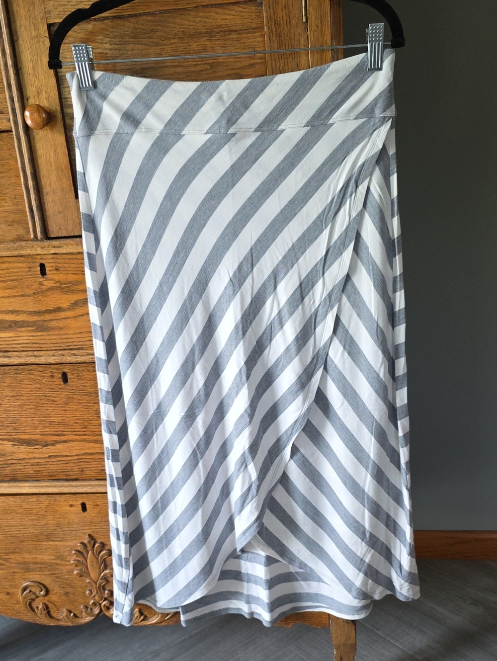 🌿 Athleta White & Gray Diagonal Stripe A-Line Wrap Skirt